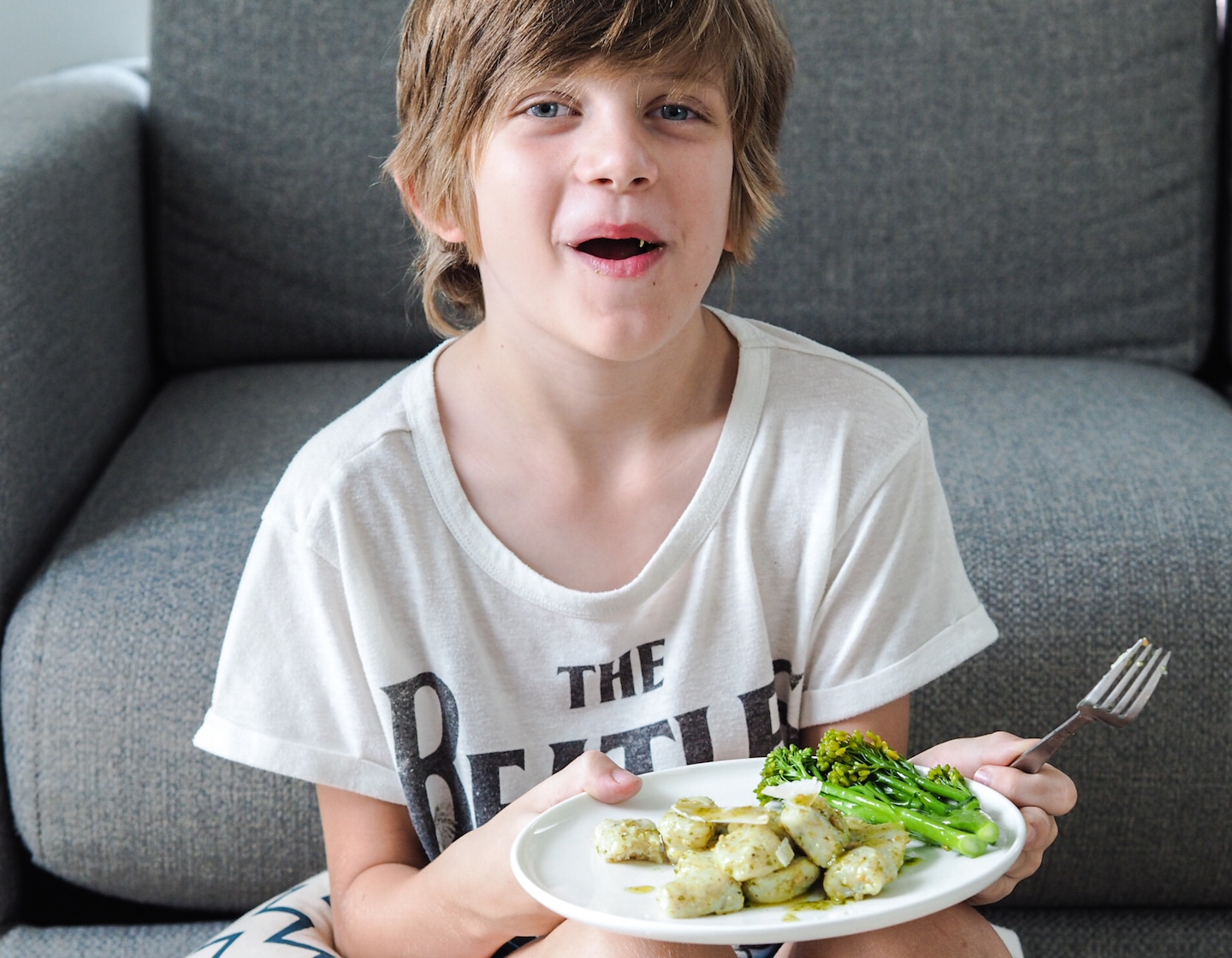 Les enfants dans la cuisine : comment cet enfant de 7 ans prépare les repas de famille