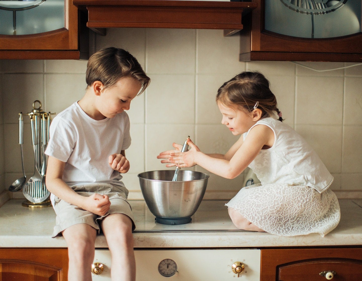 12 compétences que vous ne saviez pas que les enfants pourraient apprendre en cuisine (+ planificateur de repas GRATUIT)