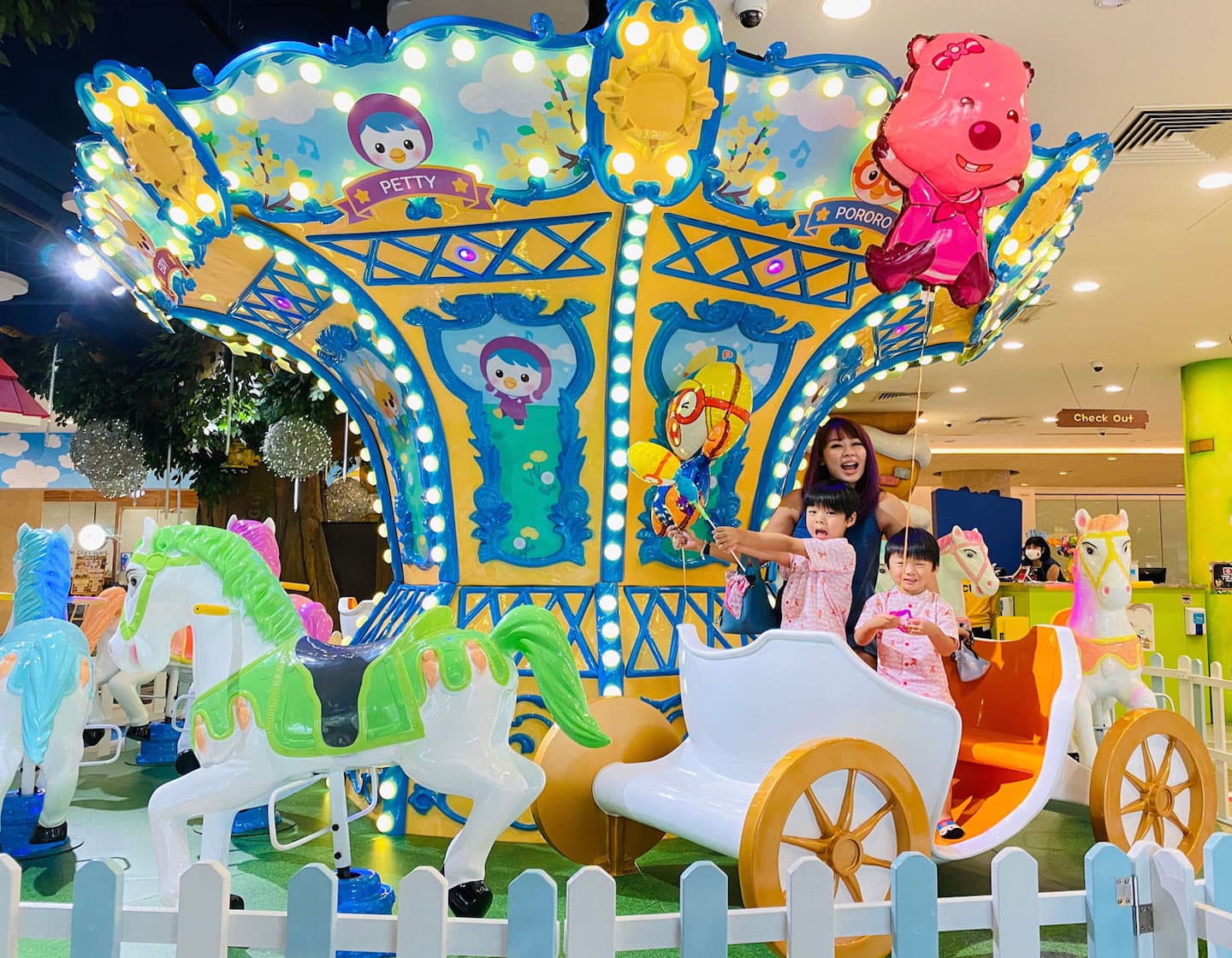 Aire de jeux intérieure Pororo Park : vos enfants adoreront le NOUVEAU manège carrousel