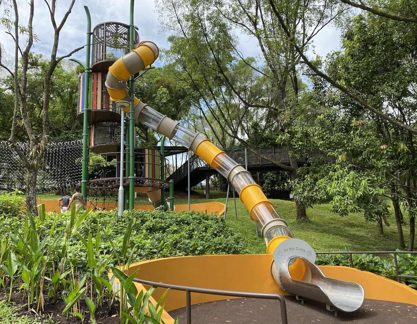 NOUVEAU : Immense toboggan en tube tourbillonnant au terrain de jeu du parc du quartier de Bukit Batok