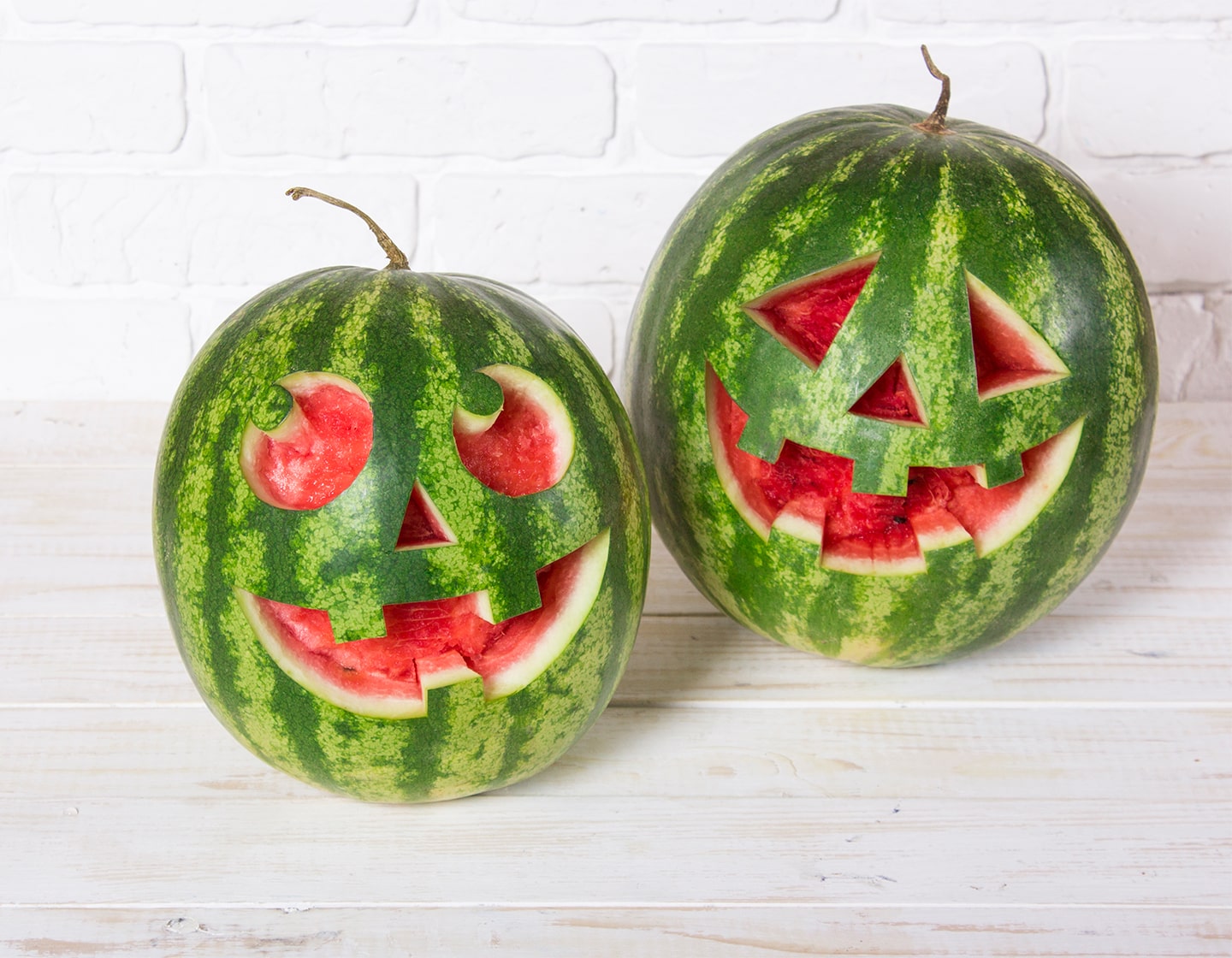 8 alternatives bon marché aux citrouilles pour les Jack-O'Lanterns d'Halloween (+ modèles de sculpture GRATUITS)