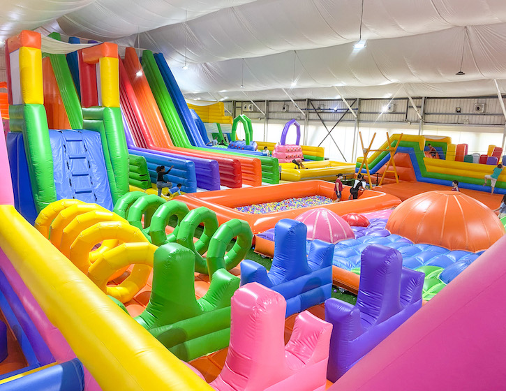 Revue de Bouncy Paradise Singapore : aire de jeux gonflable intérieure, châteaux gonflables et toboggans arc-en-ciel