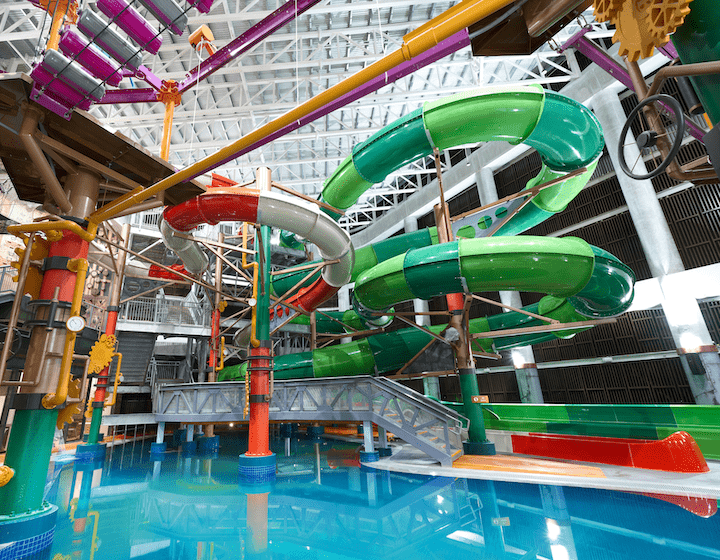 PREMIER APERÇU ! Parc aquatique Aqua Adventure sur 3 étages avec toboggan aquatique intérieur le plus long et toboggan Black Hole