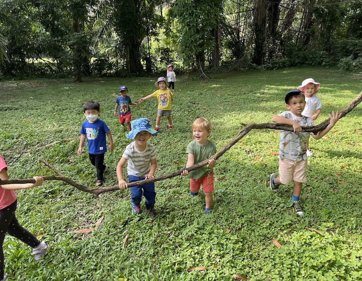 Enfants et parents que vous êtes invités : explorez le jardin, la cuisine en boue et bien plus encore de Blue House lors de la journée portes ouvertes de mars