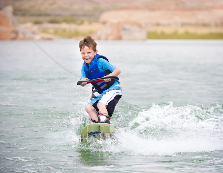 Wakesurfing et wakeboard à Singapour avec des enfants