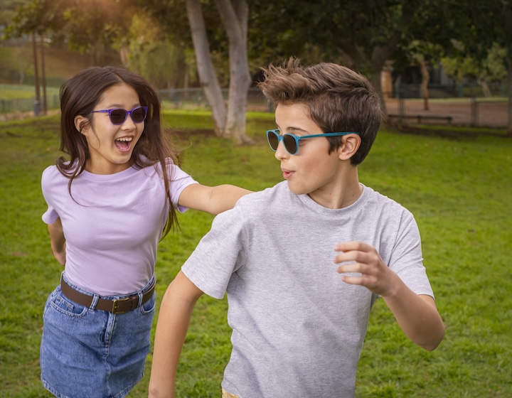 Ces lentilles pour enfants protègent les yeux des enfants de la lumière solaire intense tout en gérant la myopie