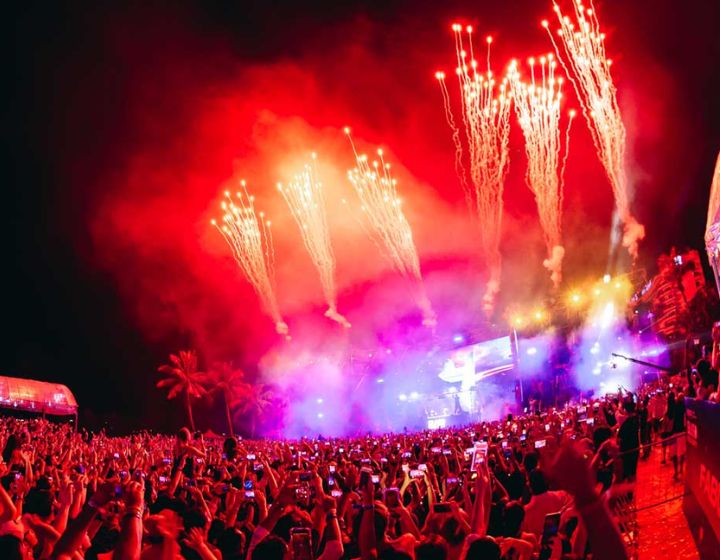 Amenez les enfants pour des feux d'artifice, des toboggans gonflables, un cinéma en plein air et bien plus encore lors de la fête du compte à rebours NYE de Sentosa