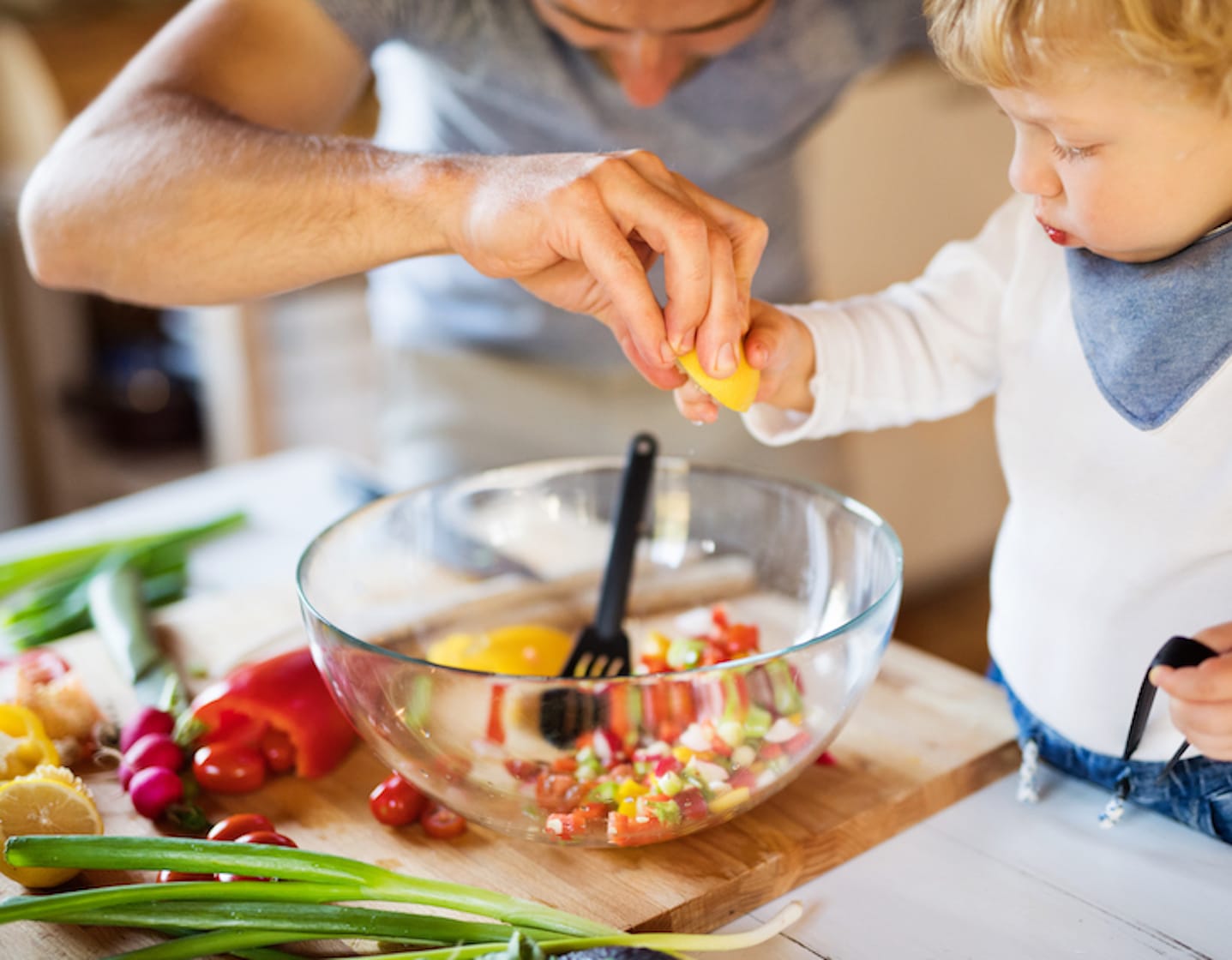 Repas en milieu de semaine : cuisiner avec les enfants