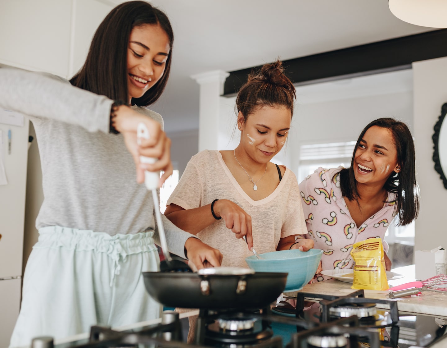 Repas en milieu de semaine : trois recettes de base que les adolescents peuvent maîtriser