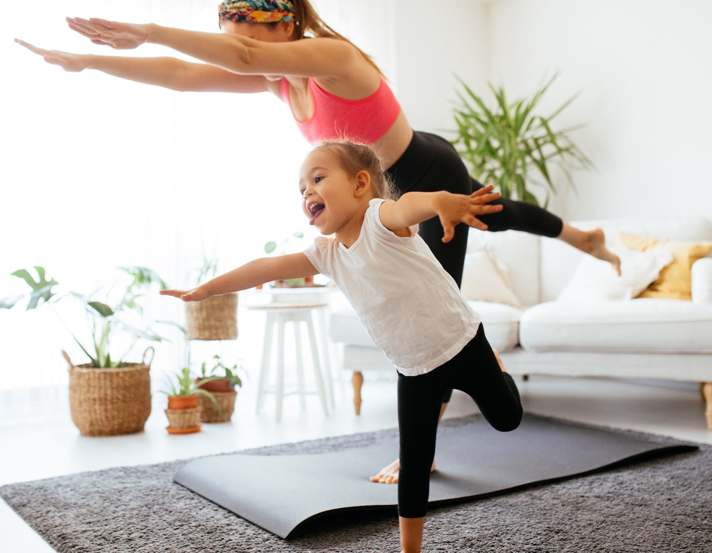 Cours de fitness en ligne, influenceurs et entraînements à domicile pour toute la famille