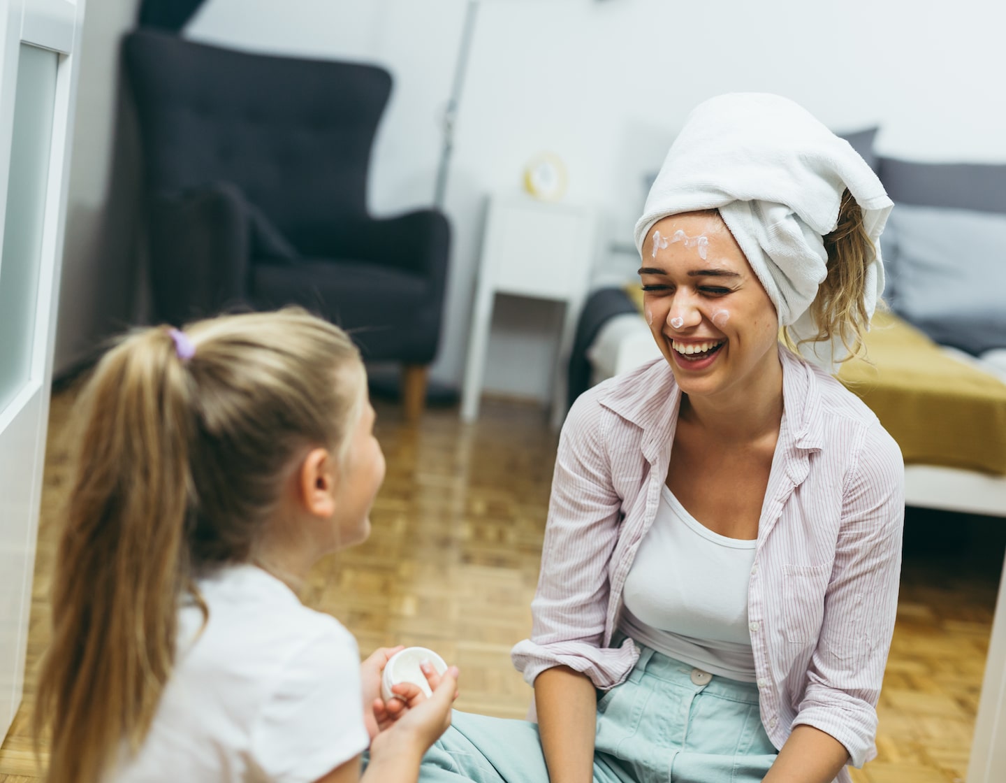 Soins de la peau sains en famille à pratiquer à l’intérieur