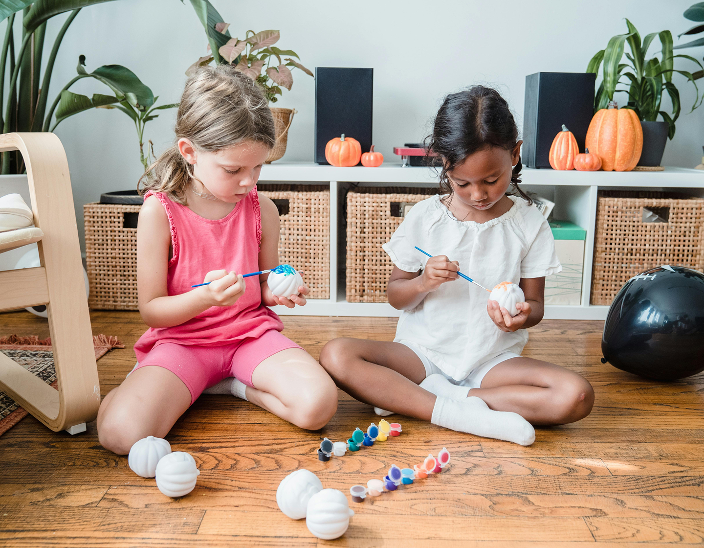 5 décorations de porte d'Halloween DIY amusantes et faciles à réaliser avec les enfants