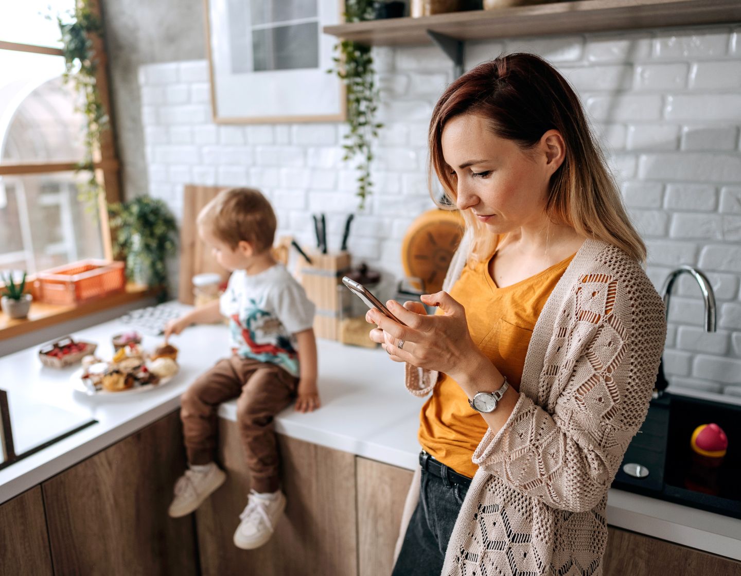 Parents distraits à l'ère des écrans : comment modéliser les comportements téléphoniques des enfants