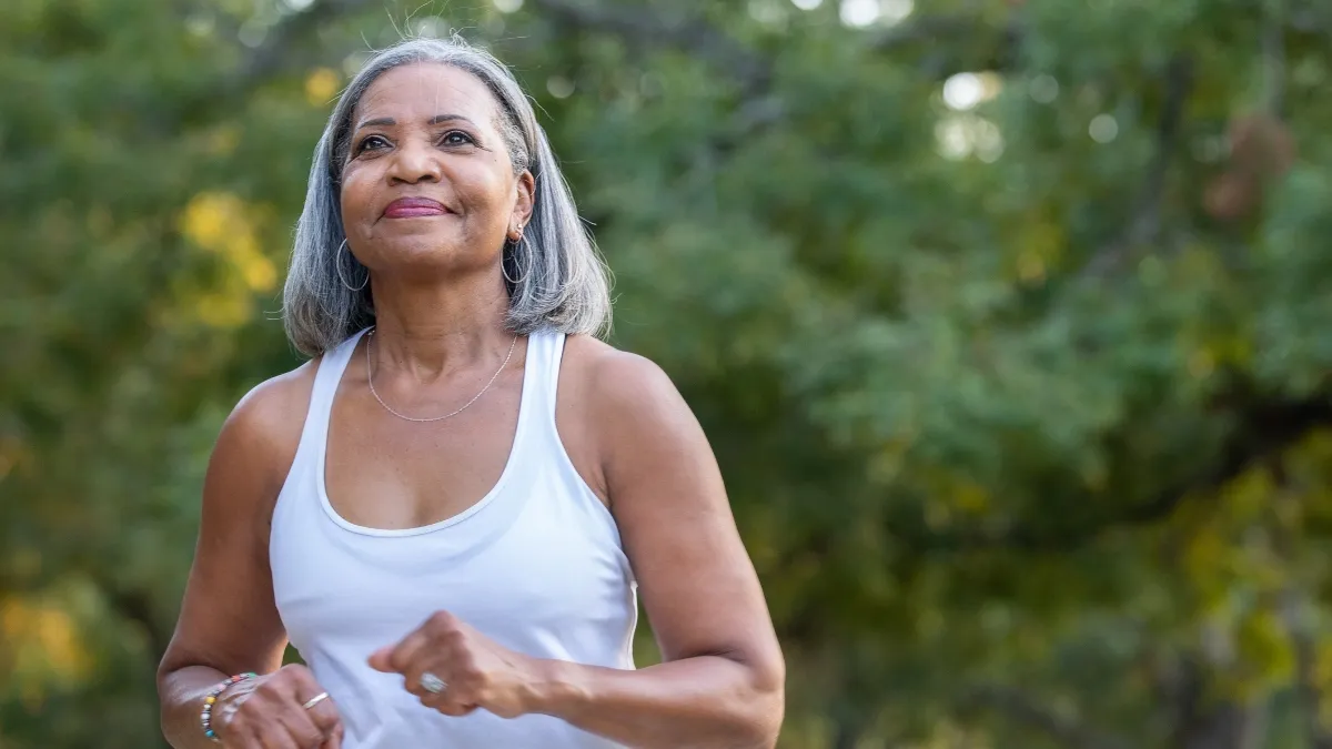 Pour les femmes de plus de 50 ans, marcher lentement brûle plus de graisse abdominale que marcher à un rythme plus rapide