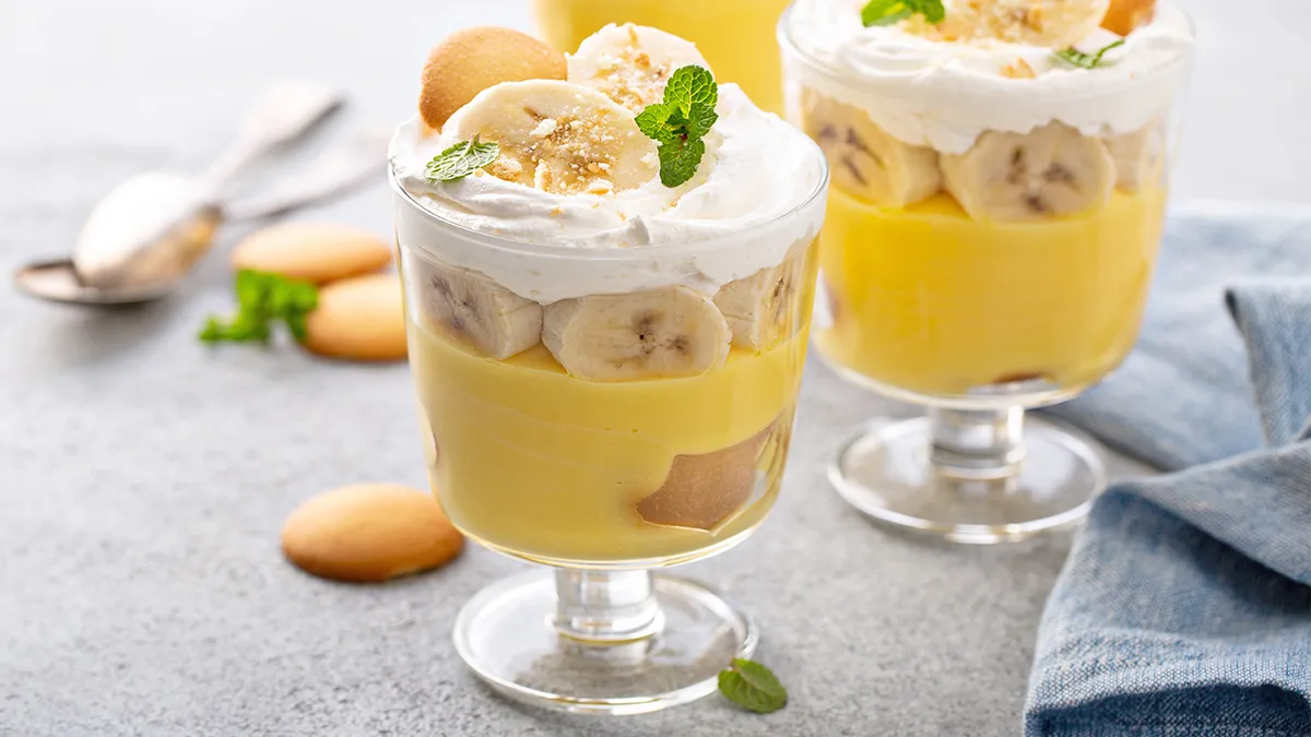 Les parfaits au pudding à la banane sont une version amusante et rapide du favori Potluck 