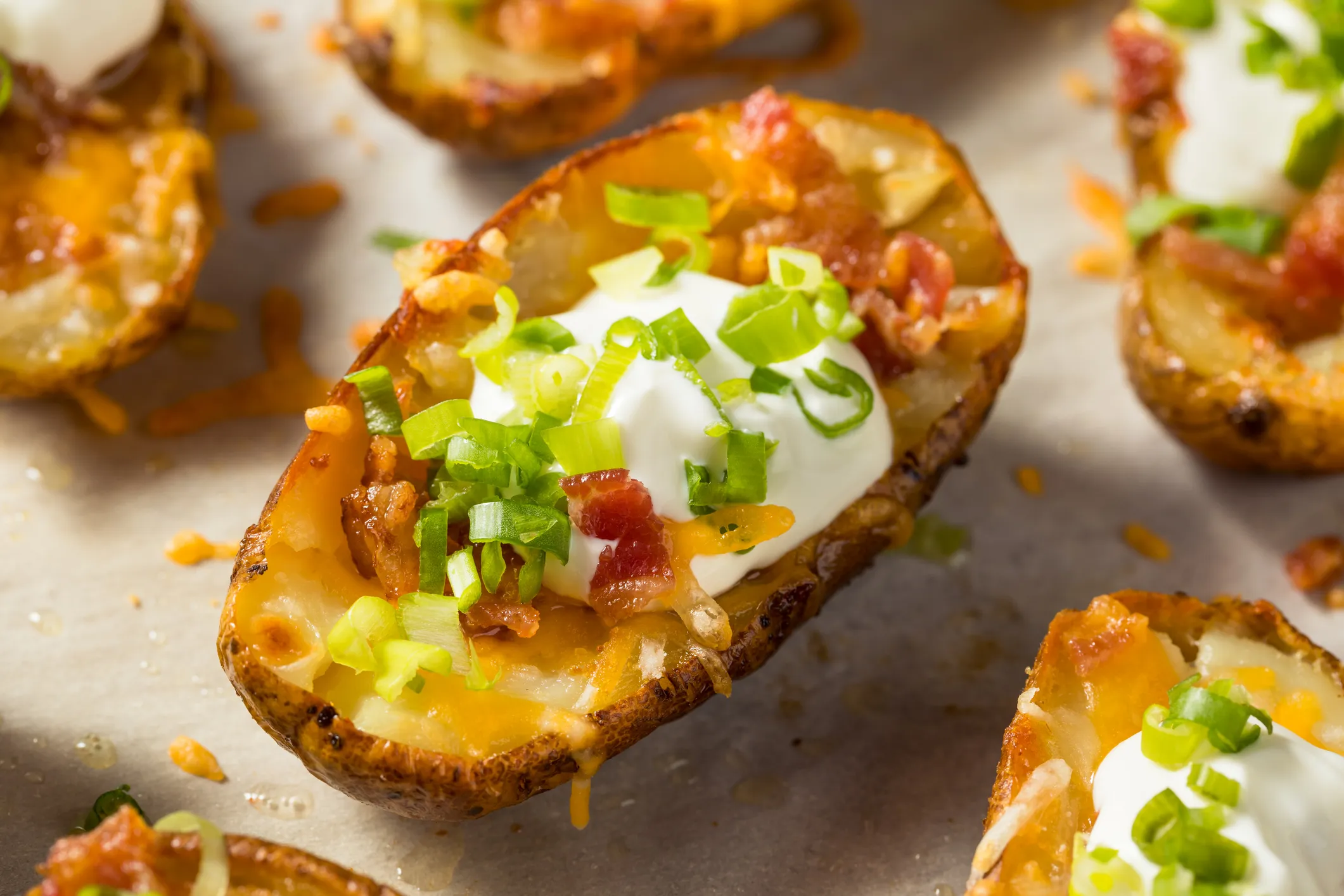 La recette de peaux de pommes de terre chargées est l'ultime fromage et croustillant pour votre tartinade d'apéritif du Super Bowl