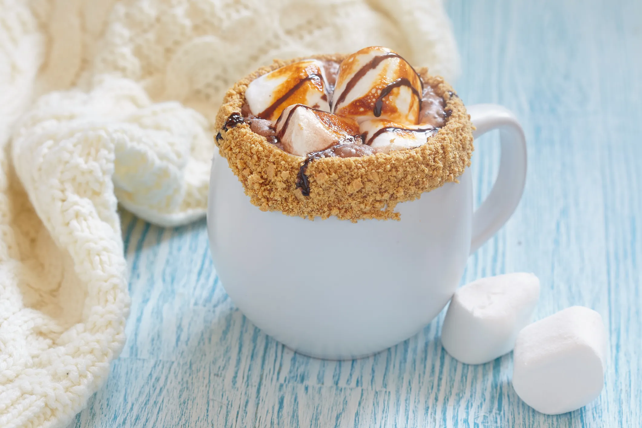 Cette recette de chocolat chaud S'mores est une sensation de boisson hivernale riche et sucrée : préparez-la en 10 minutes