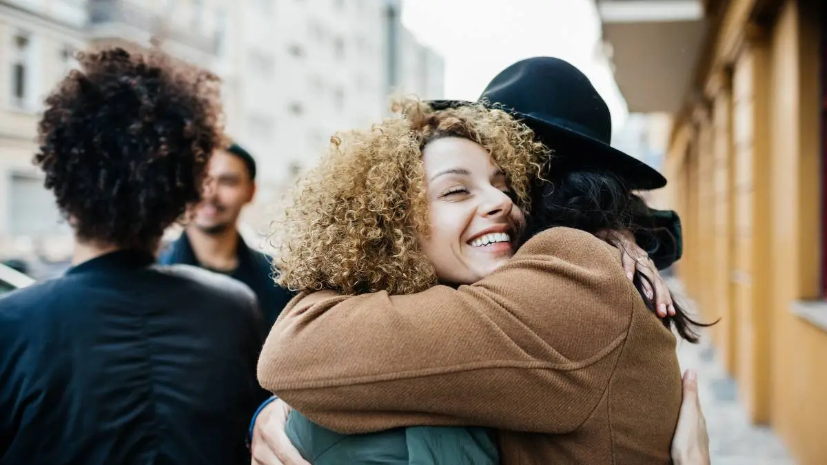 Comment renouer avec de vieux amis : des experts partagent des conseils pour éviter les moments difficiles et raviver les liens