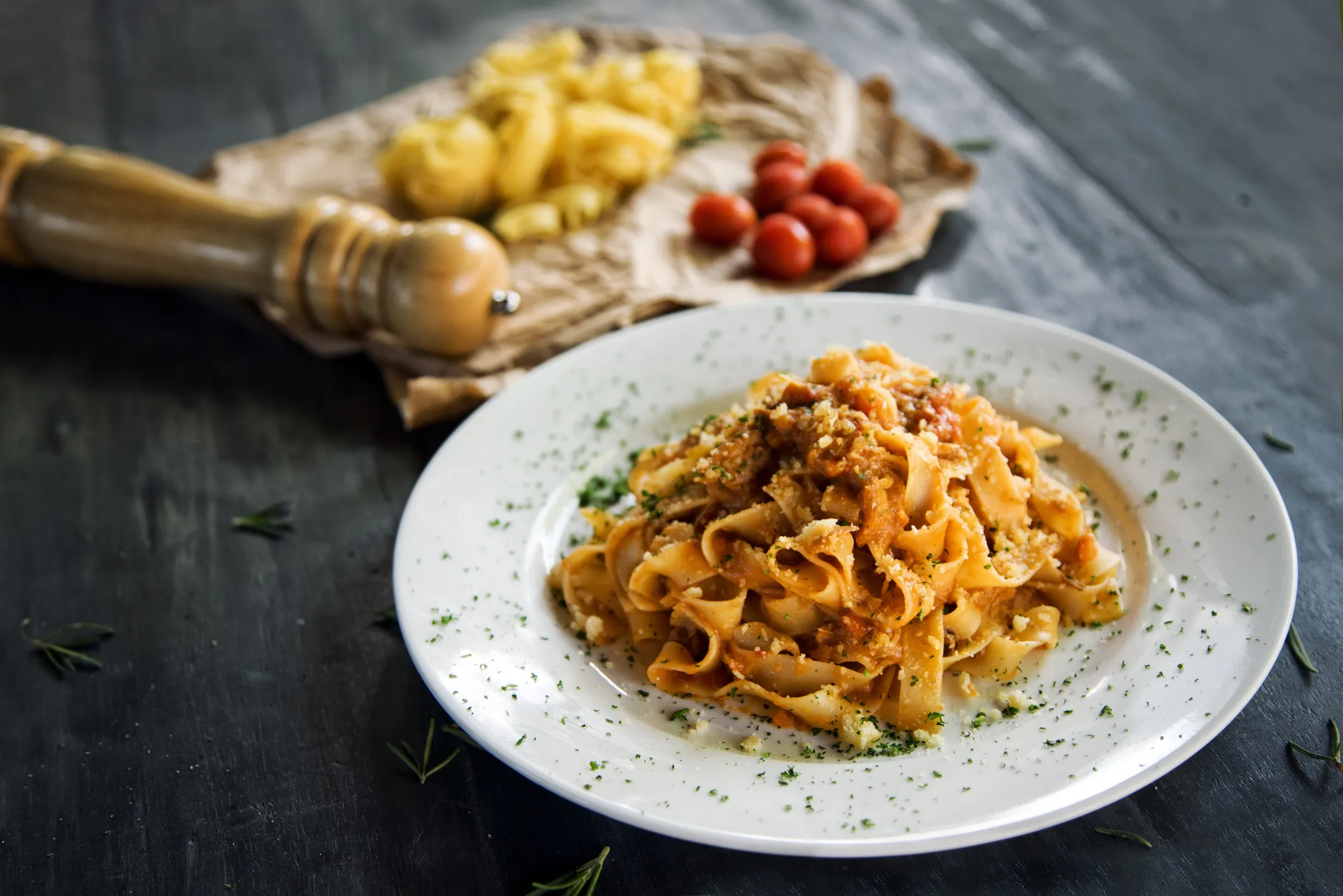 Installez-vous confortablement avec cette recette de bolognaise raccourcie : riche, copieuse et prête en 30 minutes dans une seule casserole