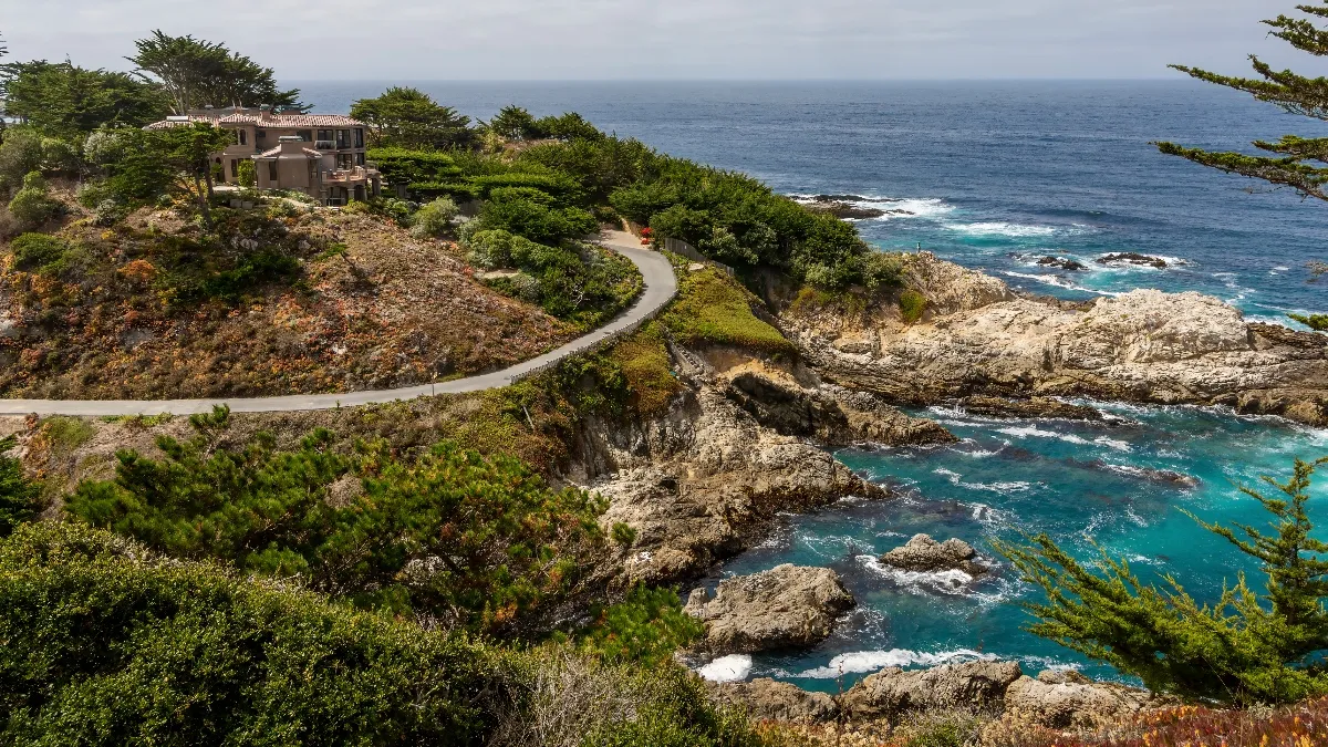 Plancez-vous dans la beauté de Carmel-by-the-Sea, un charmant village de Californie sur la côte