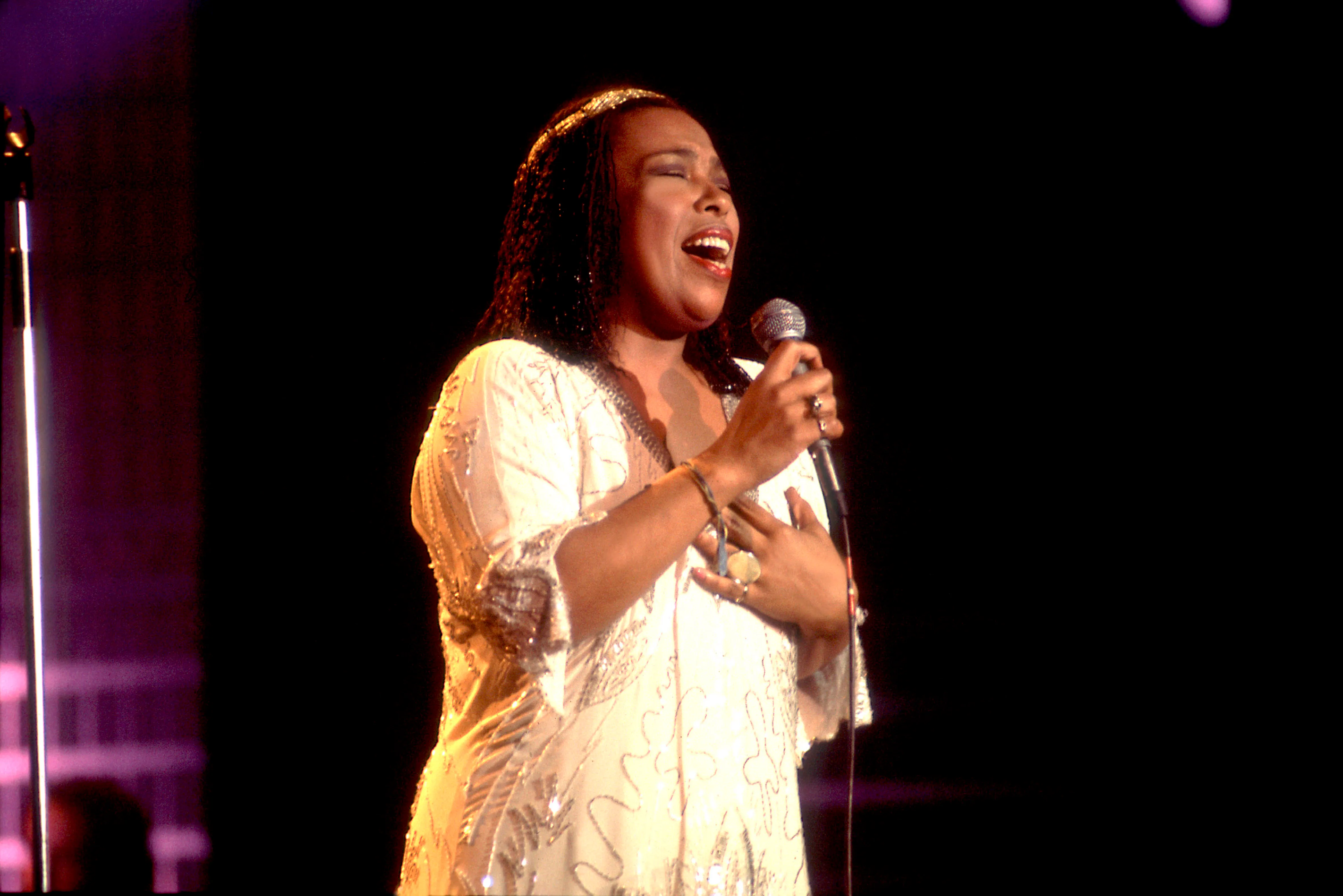 La chanteuse légendaire Roberta Flack meurt à 88 ans: réfléchissant à sa carrière emblématique et à ses difficultés de santé