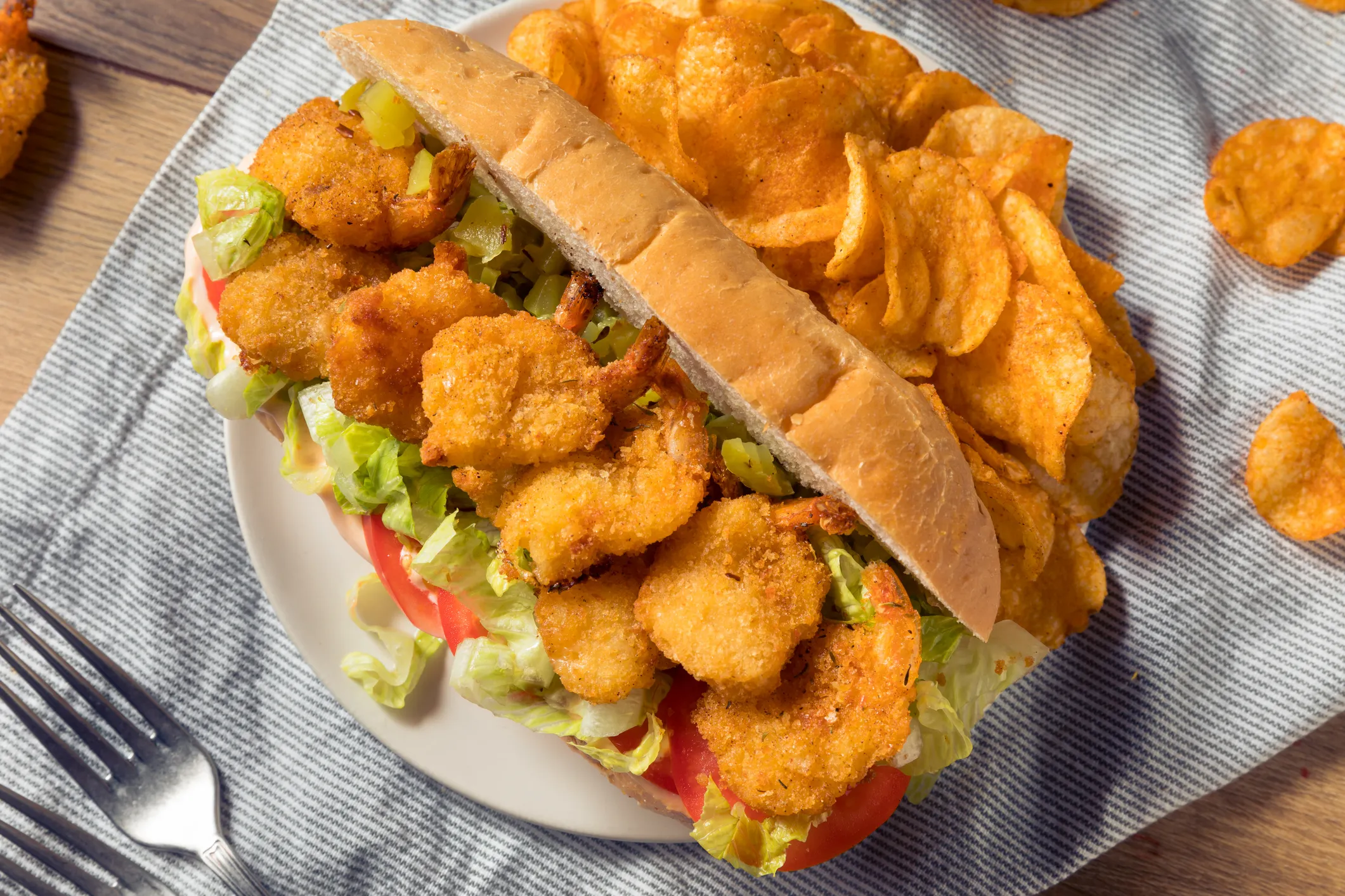 Célébrez le Mardi Gras avec cette recette de crevettes po 'Boy: c'est croustillant, acidulé et parfaitement épicé