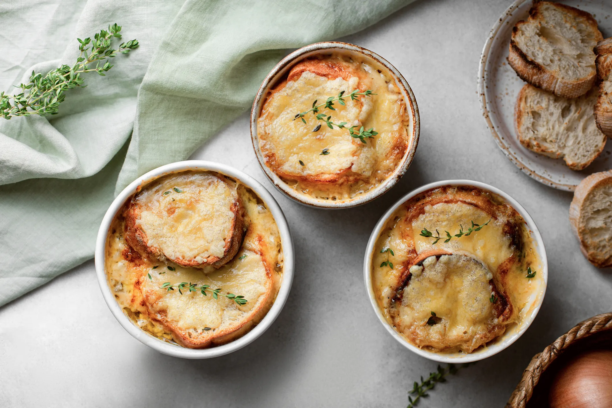 La soupe d'oignon française de Julia Child vous transportera directement dans un bistrot français confortable