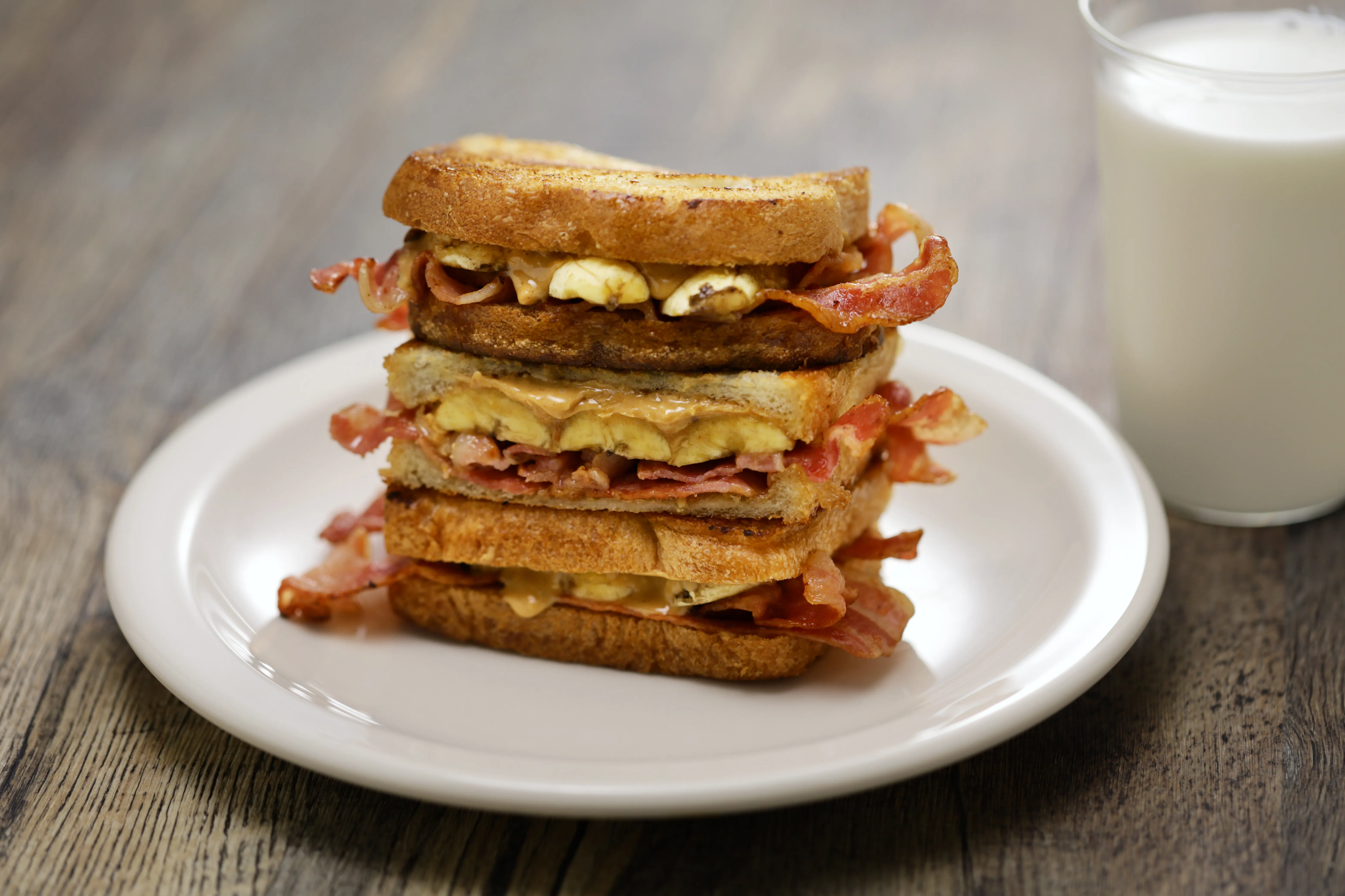 Le sandwich préféré d'Elvis Presley combine le beurre d'arachide, la banane et le bacon dans une morsure épique