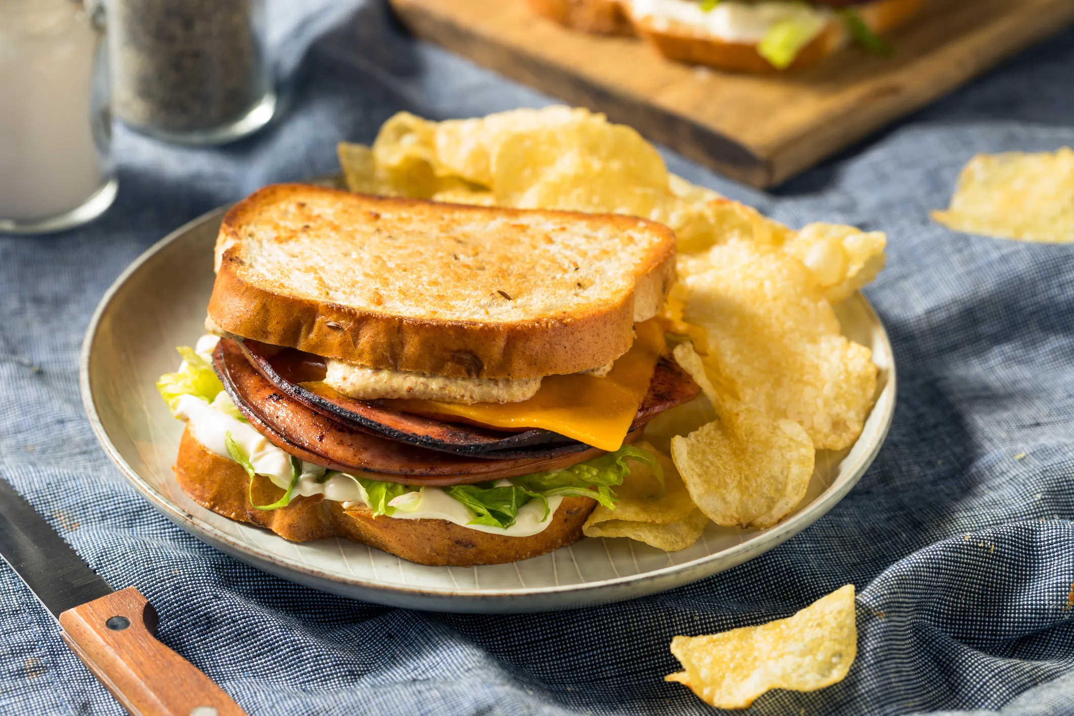 Le sandwich Fried Bologne de Katie Lee Biegel est une morsure croustillante et fondue de nostalgie en 15 minutes