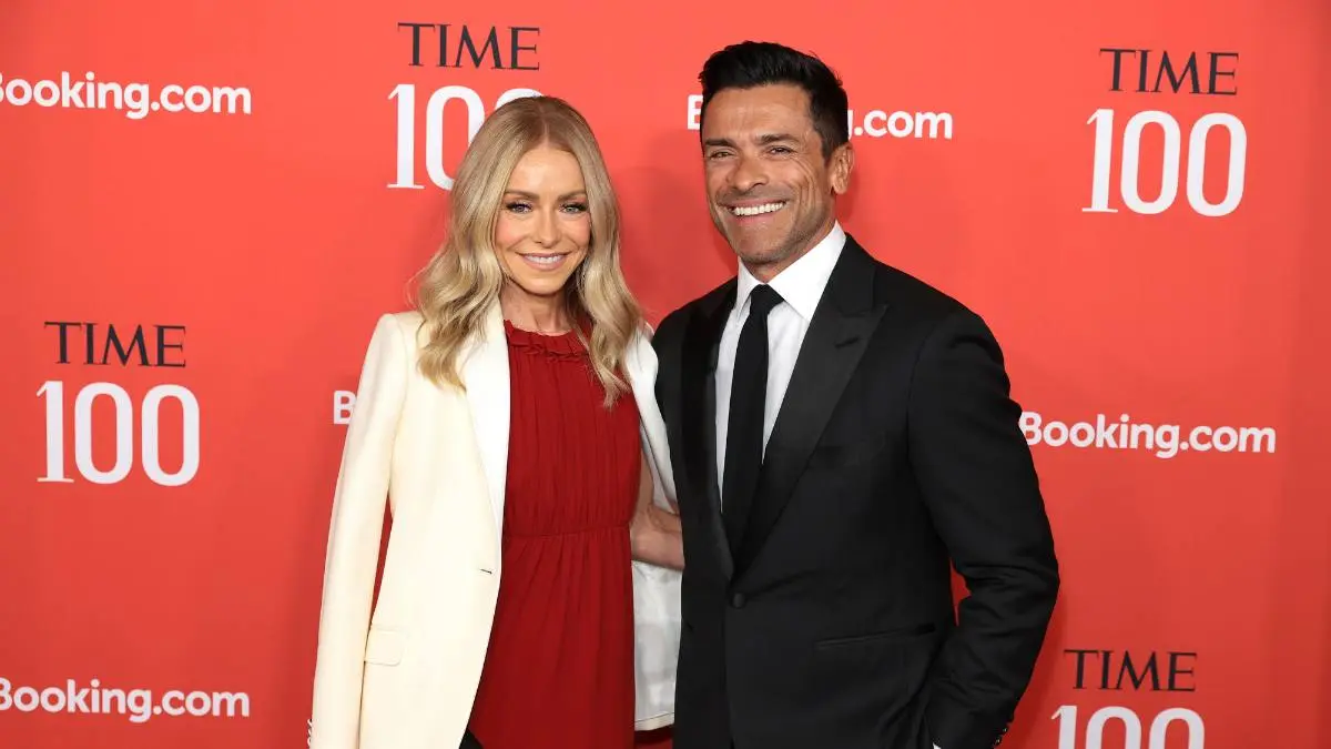 Mark Consuelos ferme les rumeurs qu'il portait un eye-liner sur «tous mes enfants»