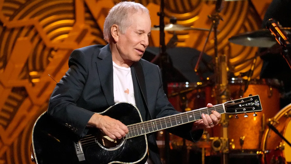 Paul Simon n'est pas en train de se retrouver! La légende de 83 ans reprend la route