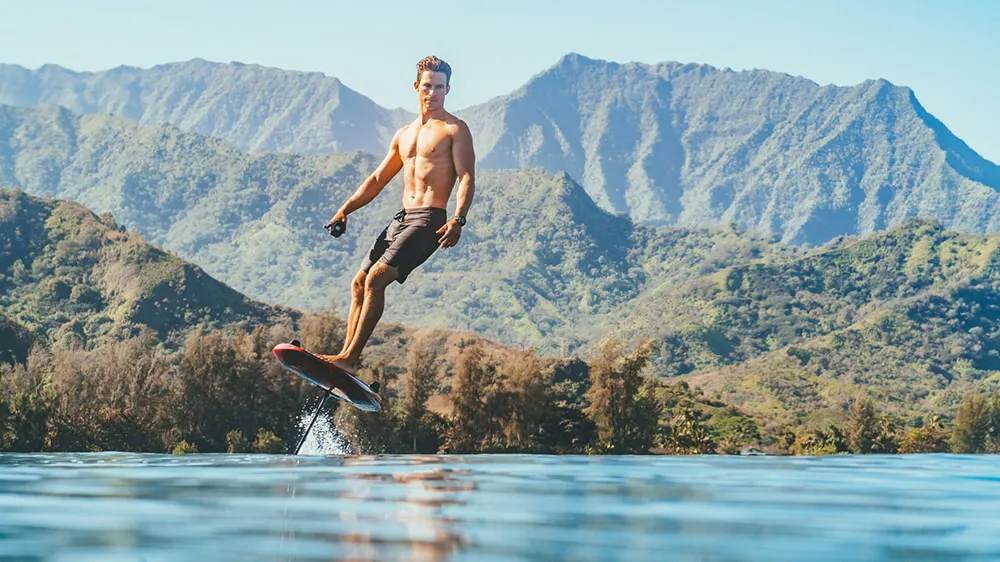 Cette planche de surf électrique permet aux surfeurs de glisser sur l'eau même lorsque les vagues sont rares