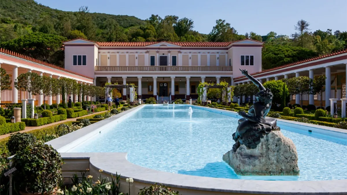 Le terrain de la villa Getty prend feu au milieu de l'incendie des palissades du Pacifique