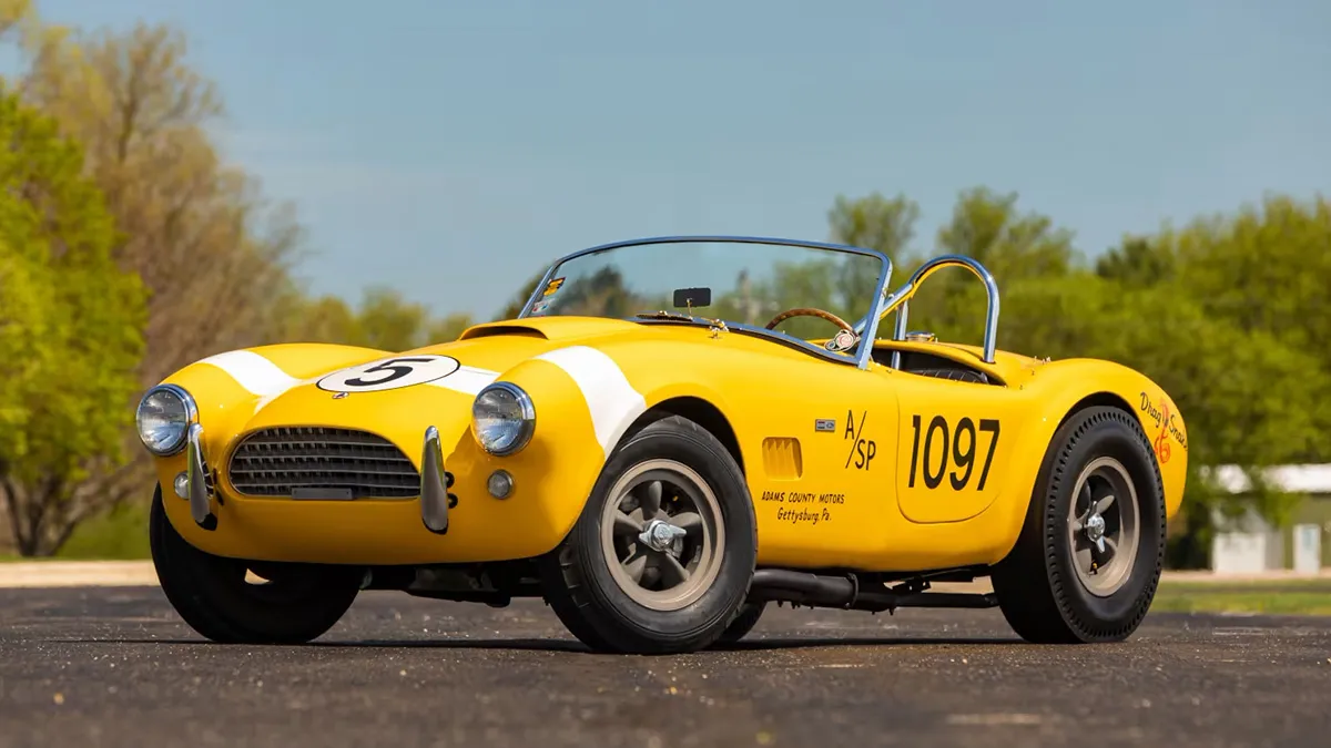 Cette voiture de course Shelby Cobra ultra-rare de 1965 pourrait rapporter 1,75 million de dollars aux enchères