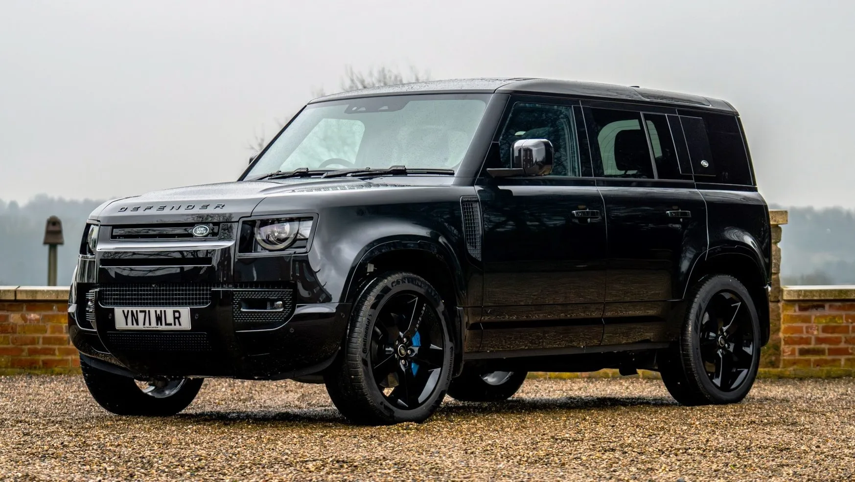 Ce défenseur Land Rover inspiré de James se dirige maintenant vers les enchères