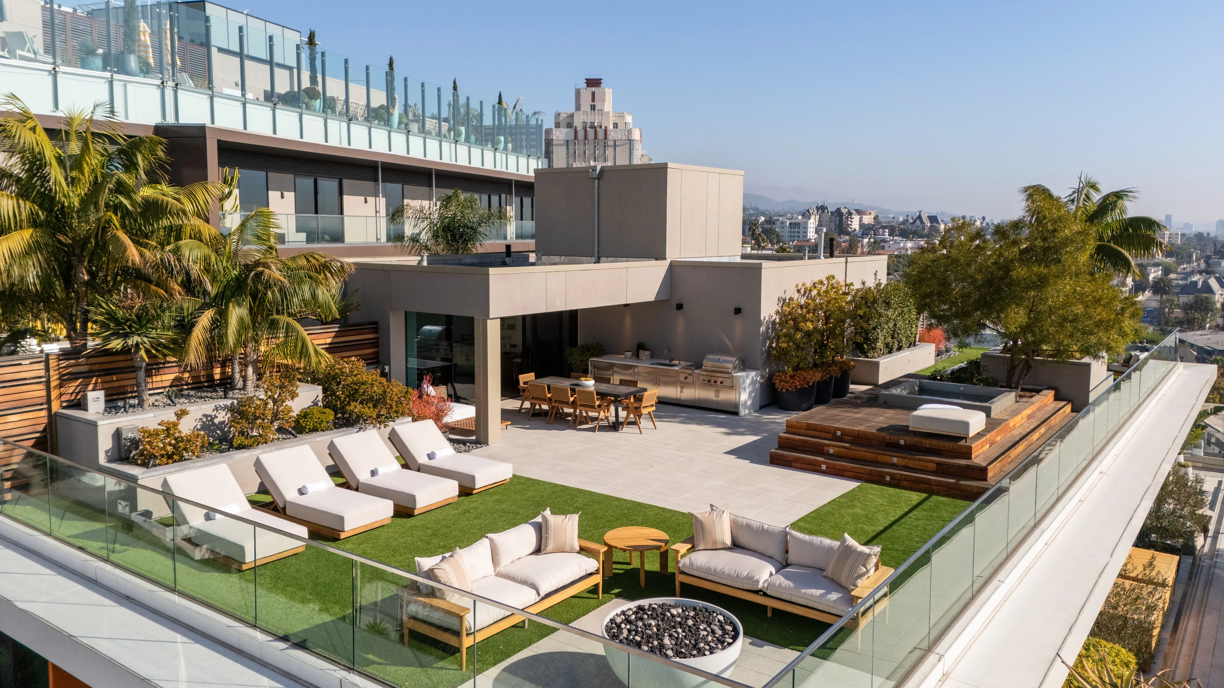 Ce 8,7 millions de dollars La Penthouse a une énorme terrasse sur le toit au-dessus du Sunset Strip