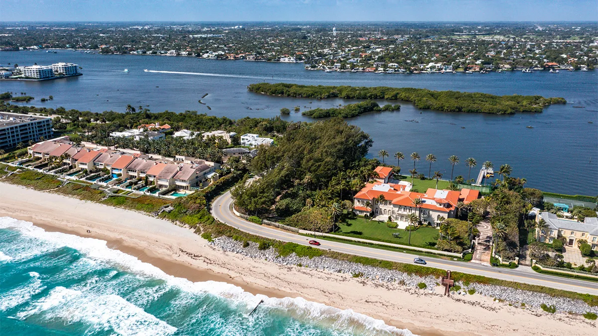 Ce terrain de 200 millions de dollars en bord de mer Palm Beach vous permet de construire la maison de vos rêves sur la rangée du milliardaire