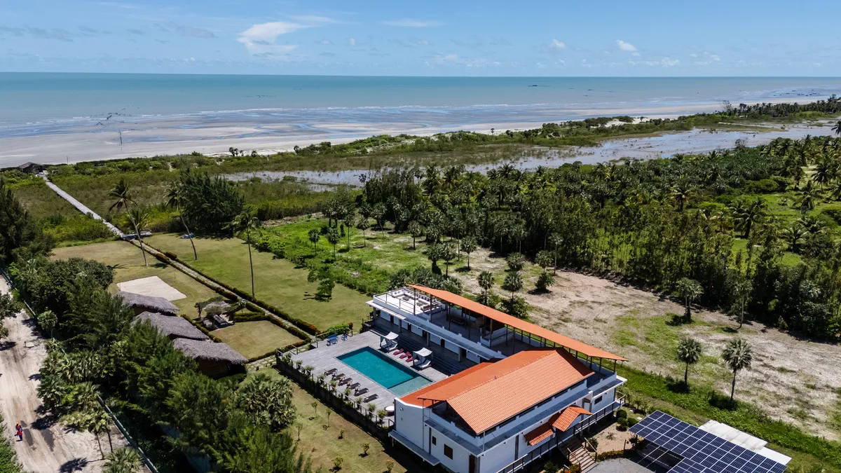 À l'intérieur d'une maison de 16 millions de dollars en bord de mer au Brésil entièrement alimenté par des panneaux solaires