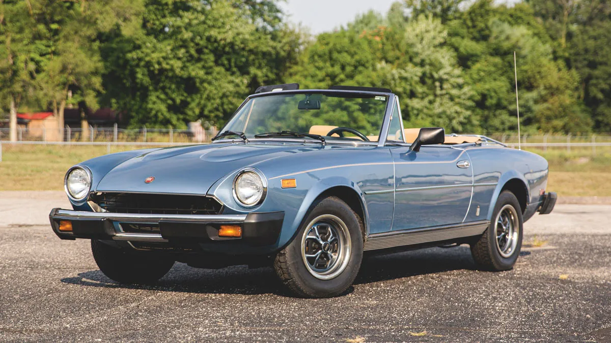 Les belles lignes de Fiat 124 Sport Spider et le moteur fougueux en font un classique durable