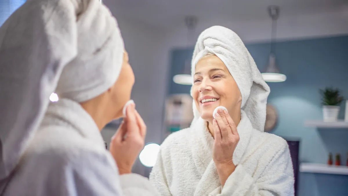 Voici la meilleure routine nocturne rapide pour une peau éclatante et jeune, selon les meilleurs dermatologues