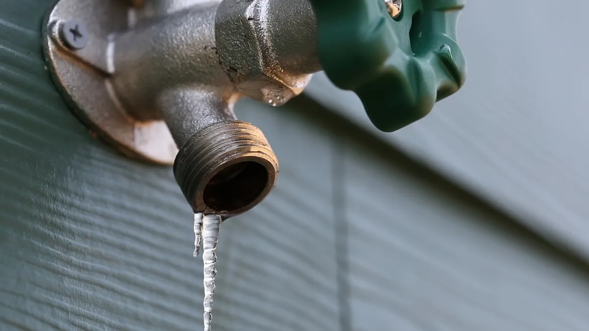 Comment réparer les tuyaux gelés + l'astuce des nouilles de piscine qui vous fera économiser 1 000 $ en dommages