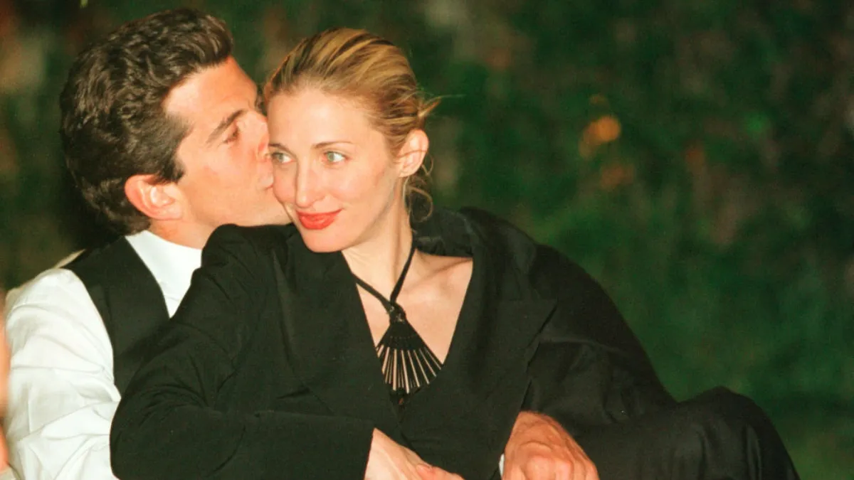 Les célèbres manteaux de Carolyn Bessette-Kennedy sont mis aux enchères : découvrez ses moments de mode les plus emblématiques