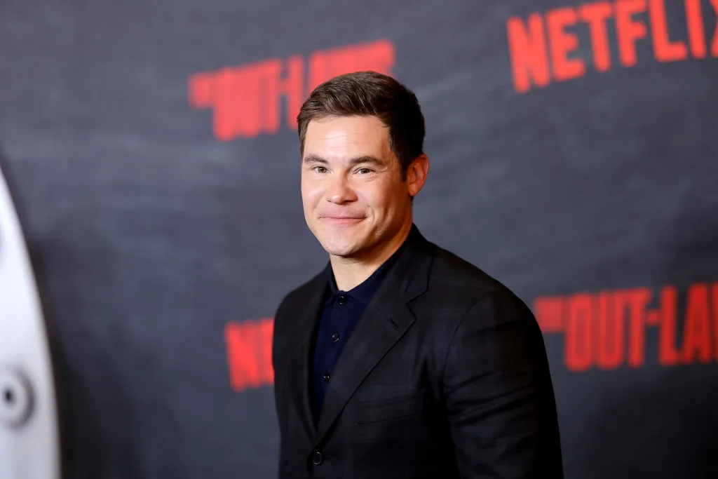 Le parcours de santé « Progress Over Perfection » d'Adam Devine équilibre forme physique et paternité (EXCLUSIF)