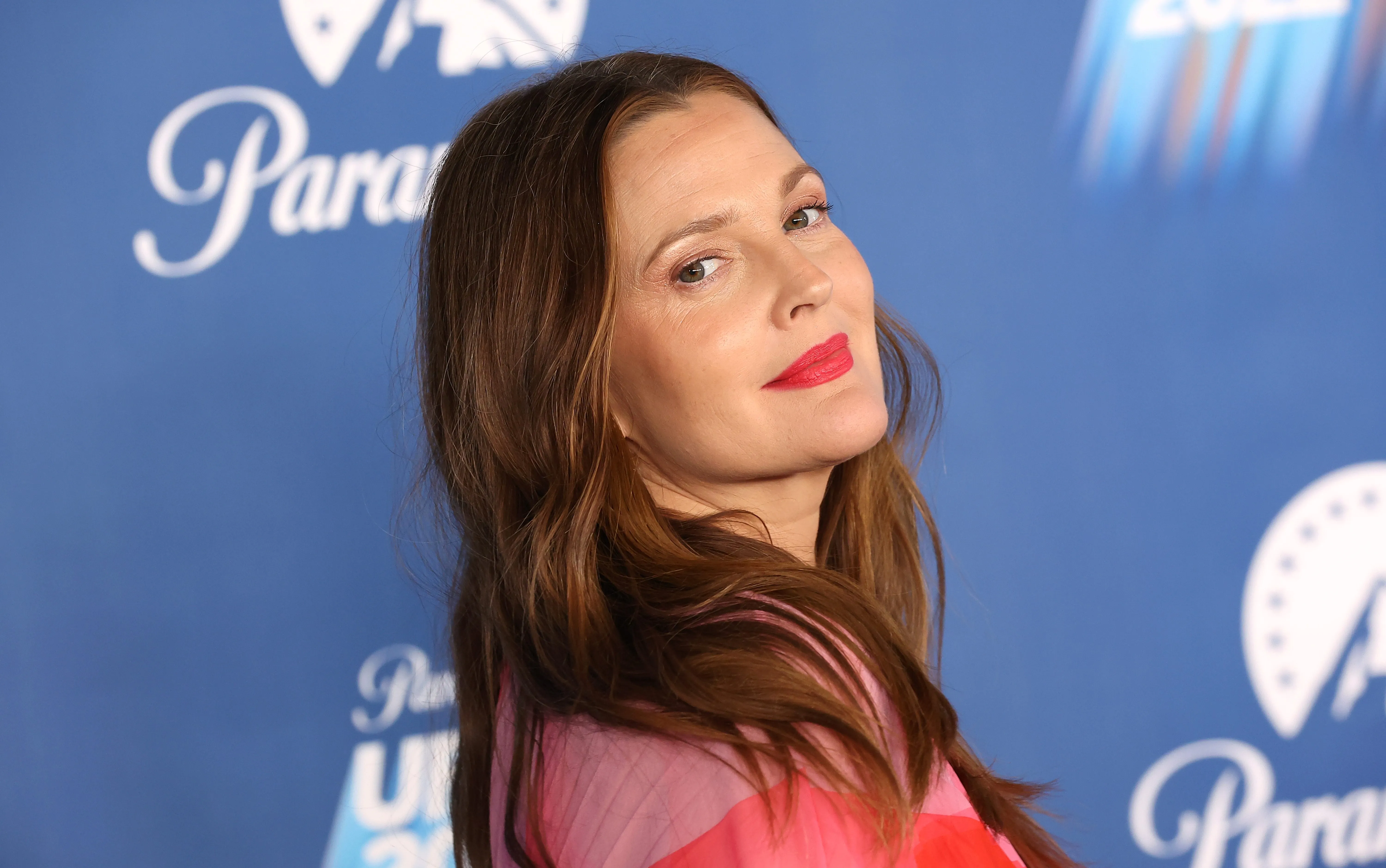 Un regard sur la vie amoureuse chaotique mais fabuleuse de Drew Barrymore : des mariages désordonnés aux it-couples rock stars