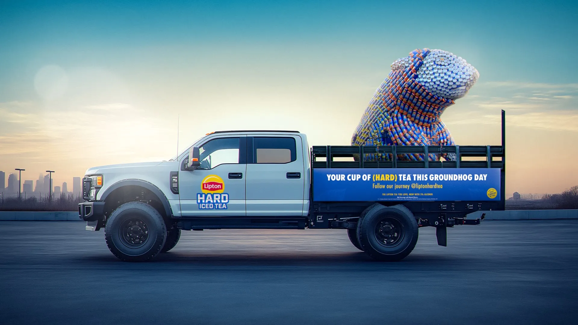 Le thé glacé dur Lipton construit une statue de la journée de la marmotte de 9 pieds de haut faite de canettes: «Parce que pourquoi pas»