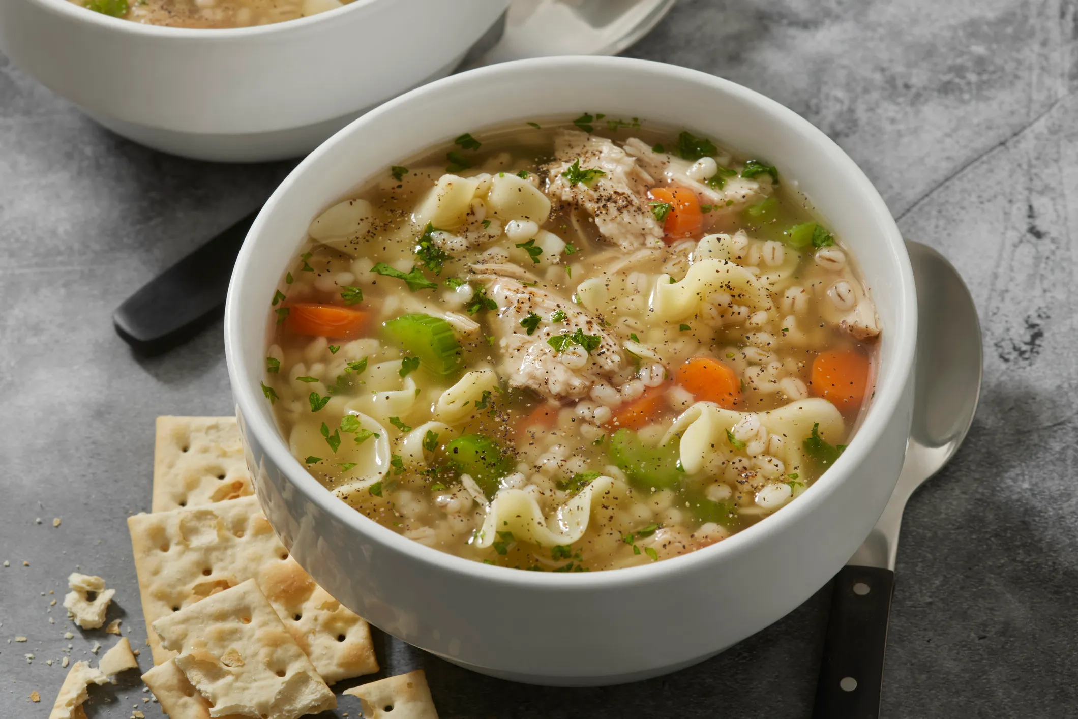 Vous allez adorer cette soupe au poulet et aux nouilles raccourcie utilisant une seule casserole et des ingrédients frais