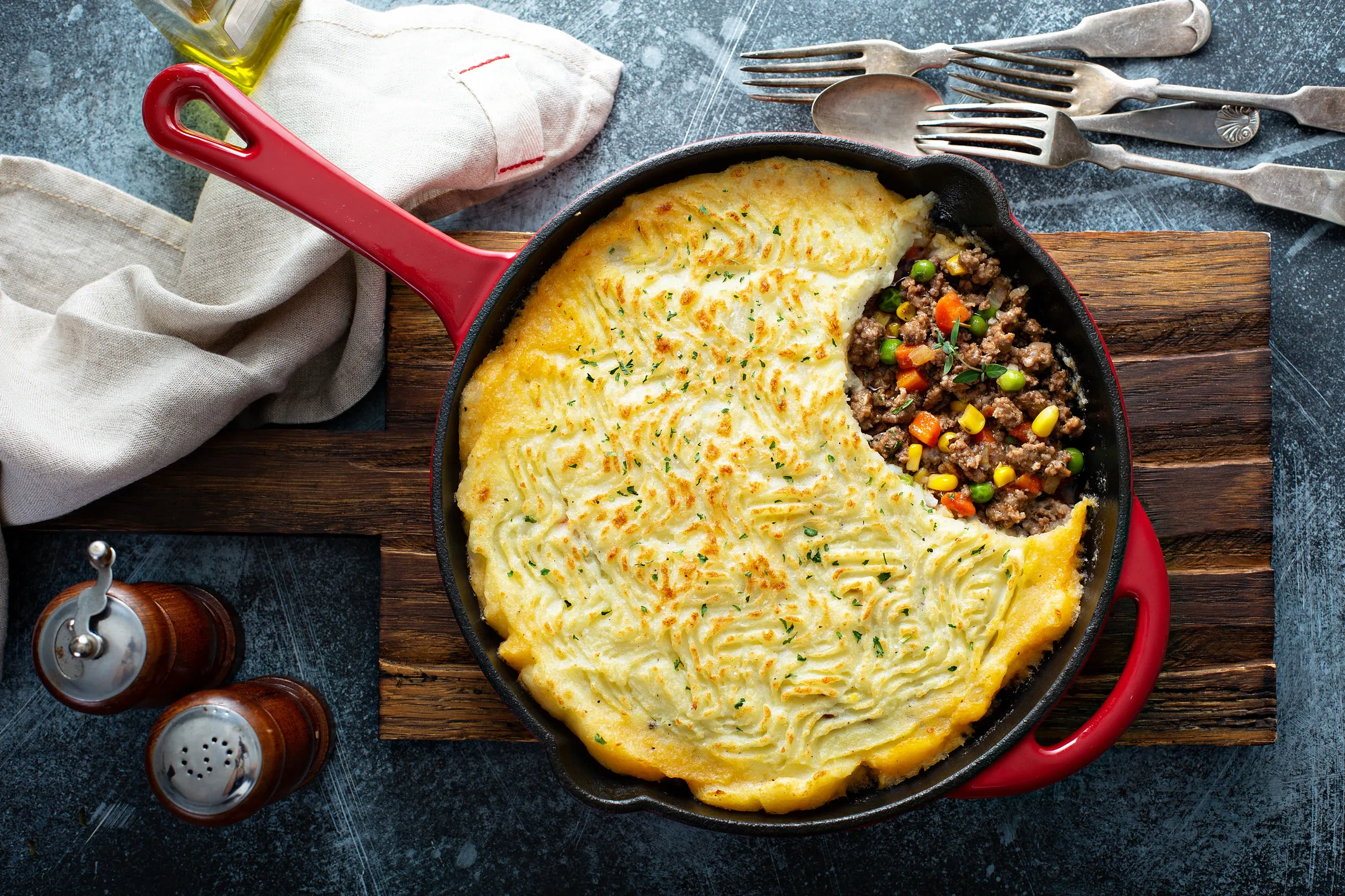 La purée de chou-fleur et de pommes de terre, le bœuf maigre et les légumes rendent ce pâté chinois aussi sain que délicieux