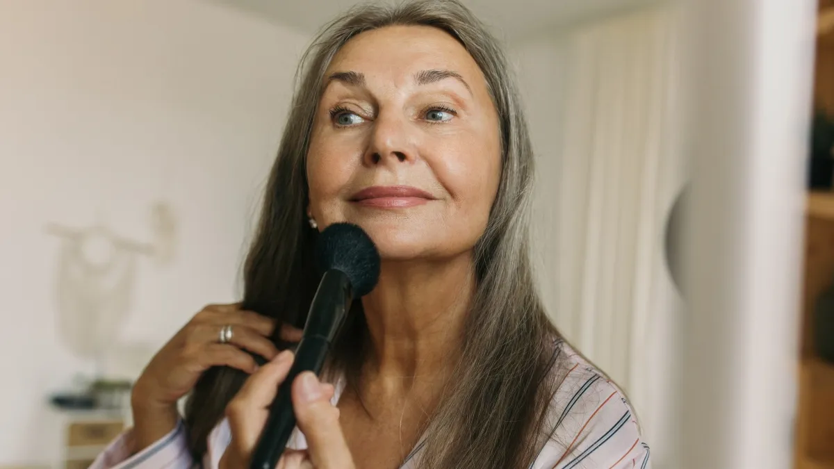 Améliorez votre teint avec de la couleur : les maquilleurs partagent les nuances qui flatteront votre teint