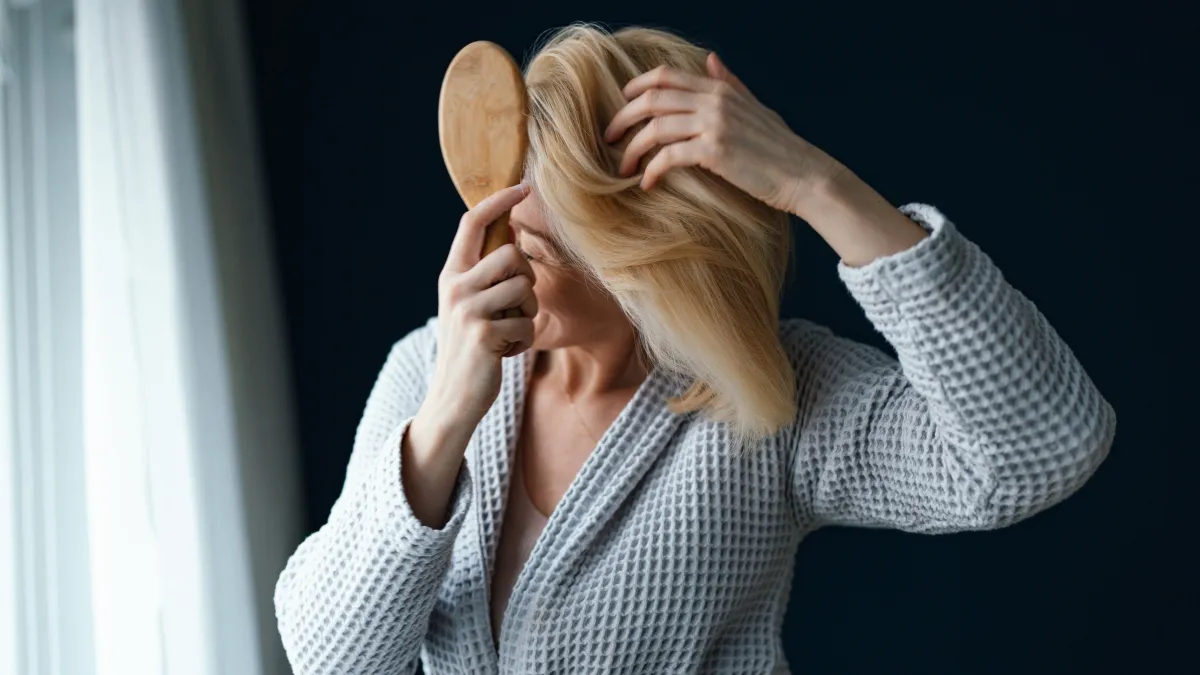 De nouvelles recherches montrent qu'il peut y avoir un lien entre la perte de cheveux et les allergies et un écran solaire