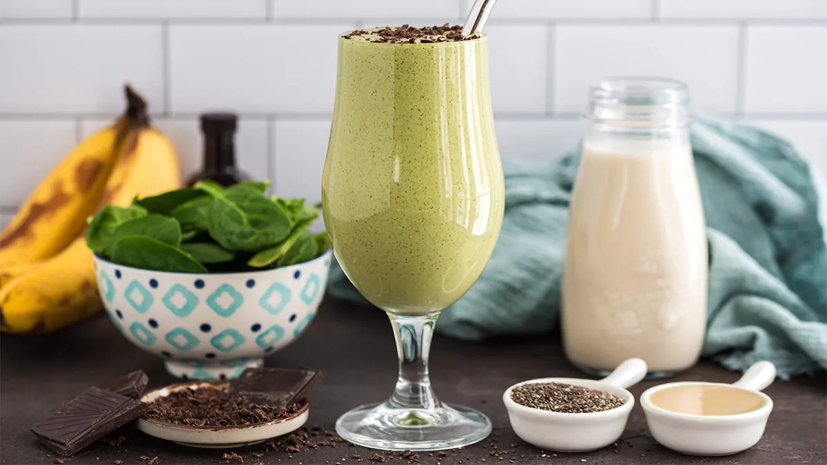 La recette Copycat Shamrock Shake est la gorgée mentholée et crémeuse parfaite + elle est sans produits laitiers !